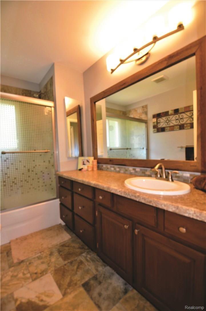 2970 Ridge Road White Lake, MI 48383 - Photo 19 of 43 28.jpg