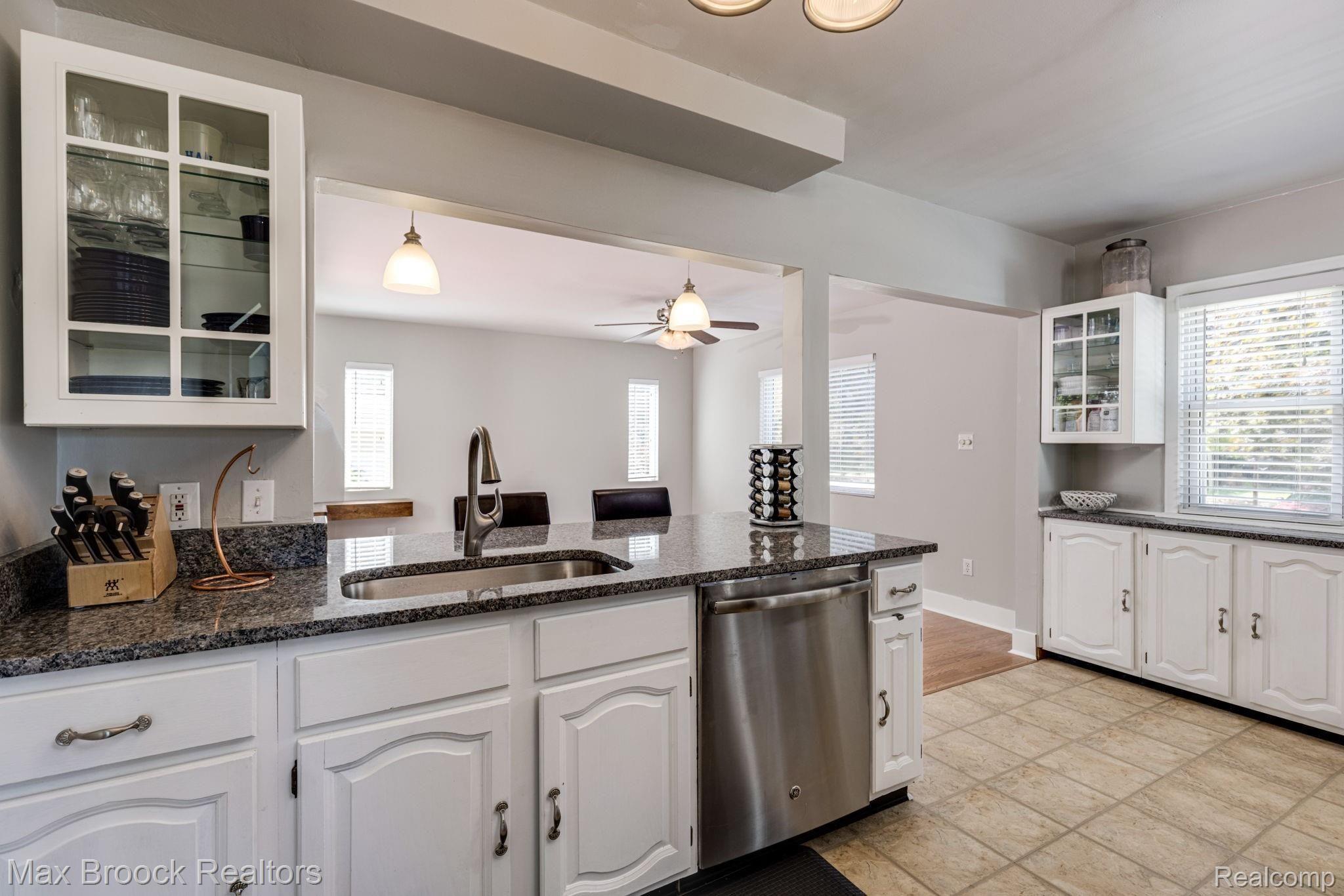 2289 Oxford Road Berkley, MI 48072 - Photo 5 of 35 2289+Oxford+Rd+Berkley-17-web.jpg