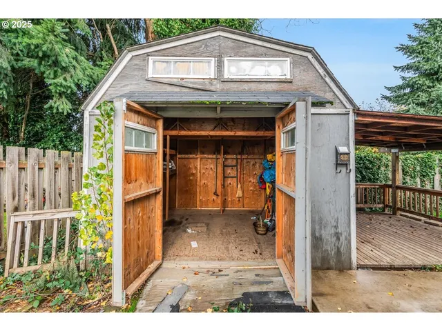 a view of a entrance gate of the house
