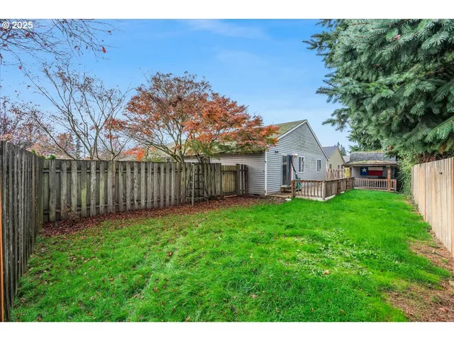 a view of a back yard