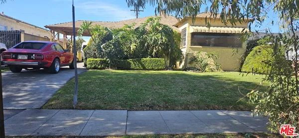 a view of a yard in front of a house