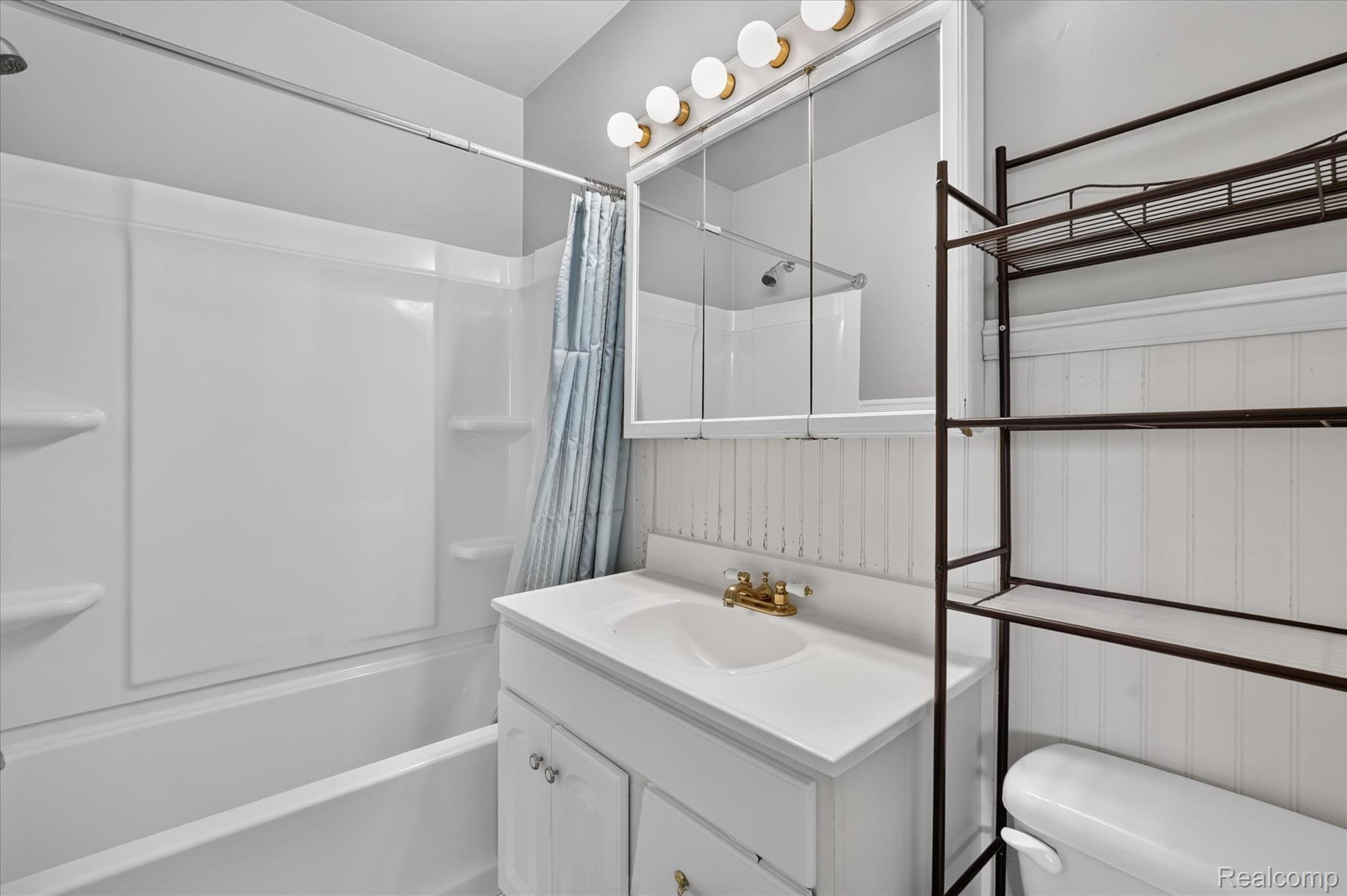 203 South Center Road Grand Blanc, MI 48439 - Photo 24 of 40 24-230-S-Center-Rd-Grand-Blanc-WindowStill.jpg