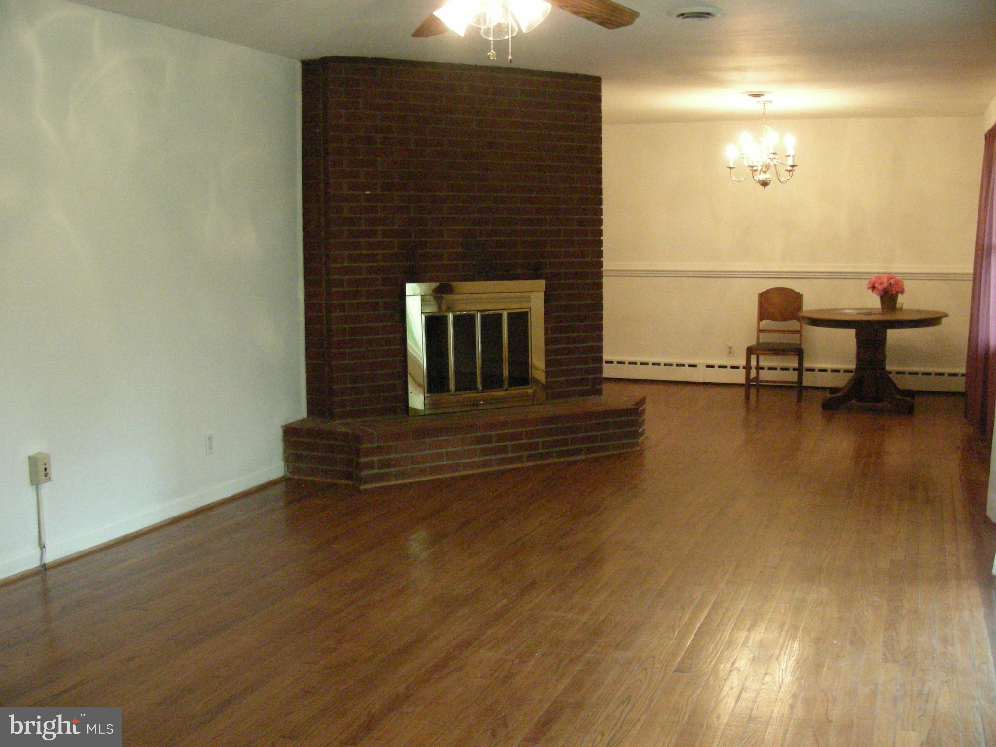 18320 Cabin Road Triangle, VA 22172 - Photo 7 of 23 Living Room