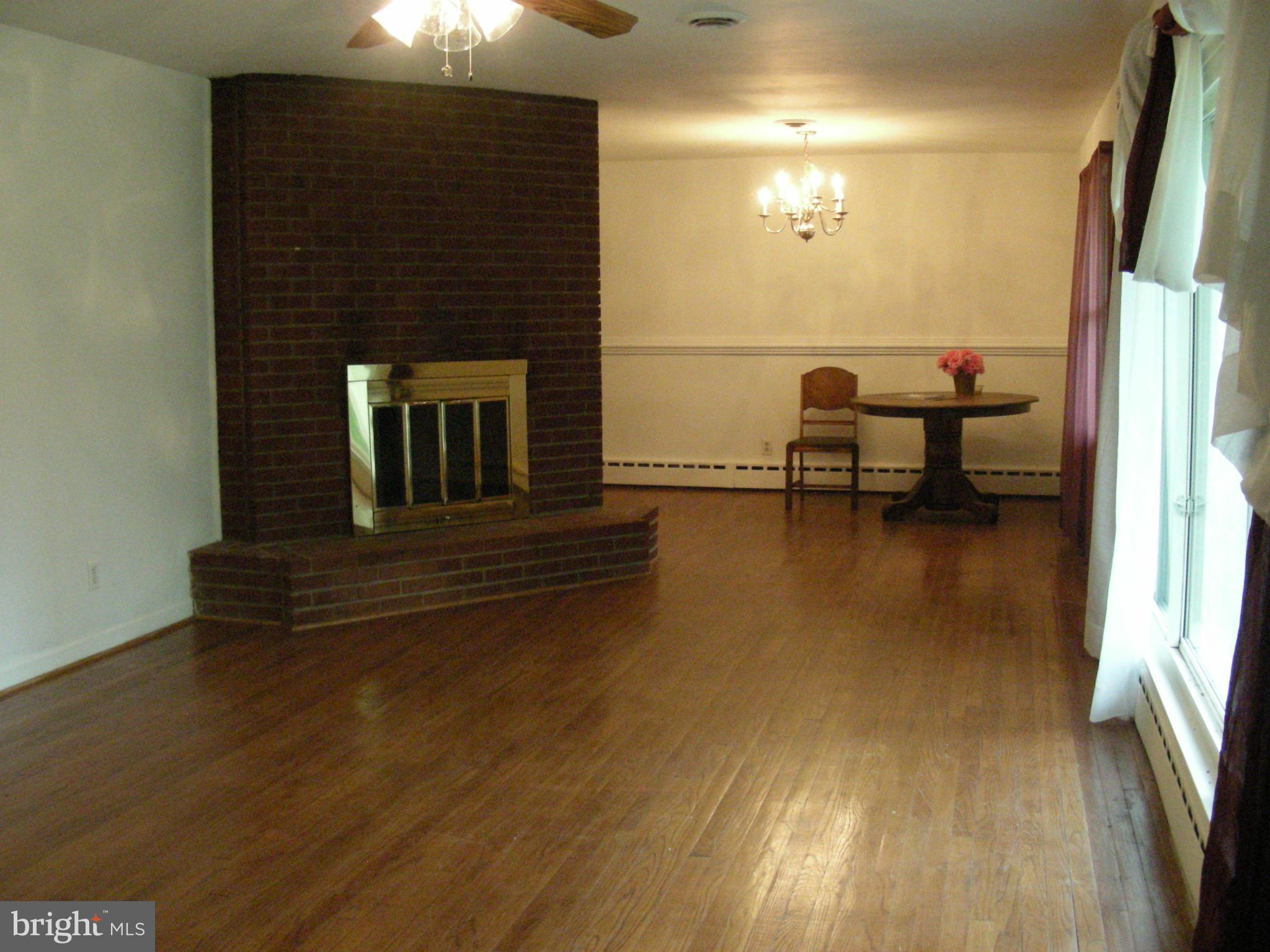 18320 Cabin Road Triangle, VA 22172 - Photo 8 of 23 Living Room