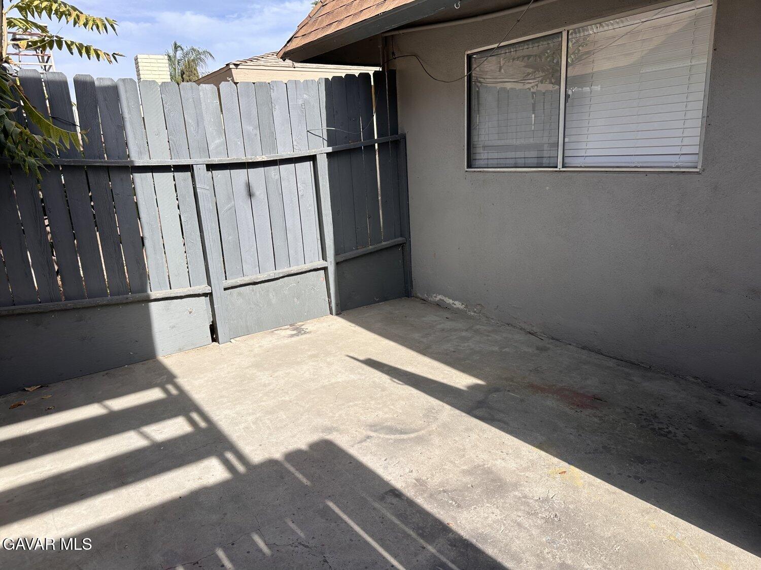 3901 Soranno Avenue, Unit C Bakersfield, CA 93309 - Photo 6 of 11 a backyard of a house
