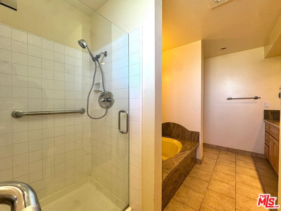 5100 Vía Dolce, Unit 305 Marina del Rey, CA 90292 - Photo 46 of 54 a bathroom with a tub