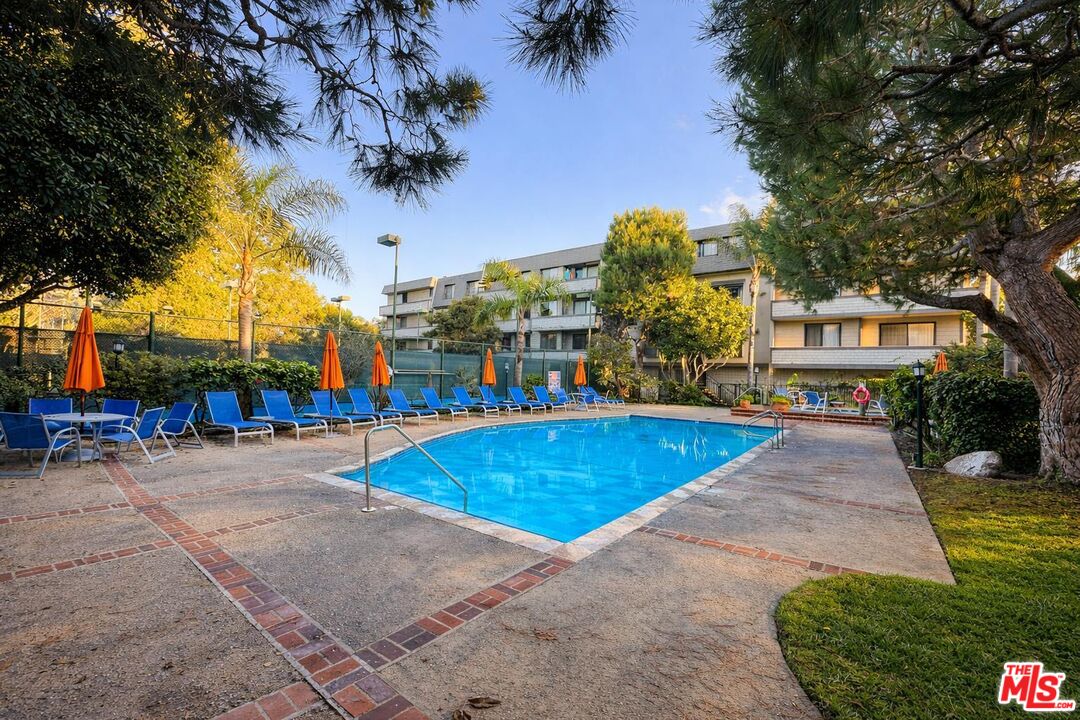 5100 Vía Dolce, Unit 305 Marina del Rey, CA 90292 - Photo 5 of 54 a view of a basket ball ground