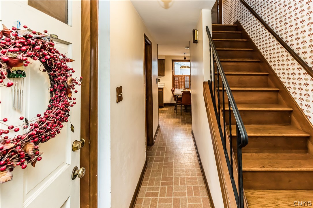 101 Longmeadow Circle Syracuse, NY 13205 - Photo 2 of 12