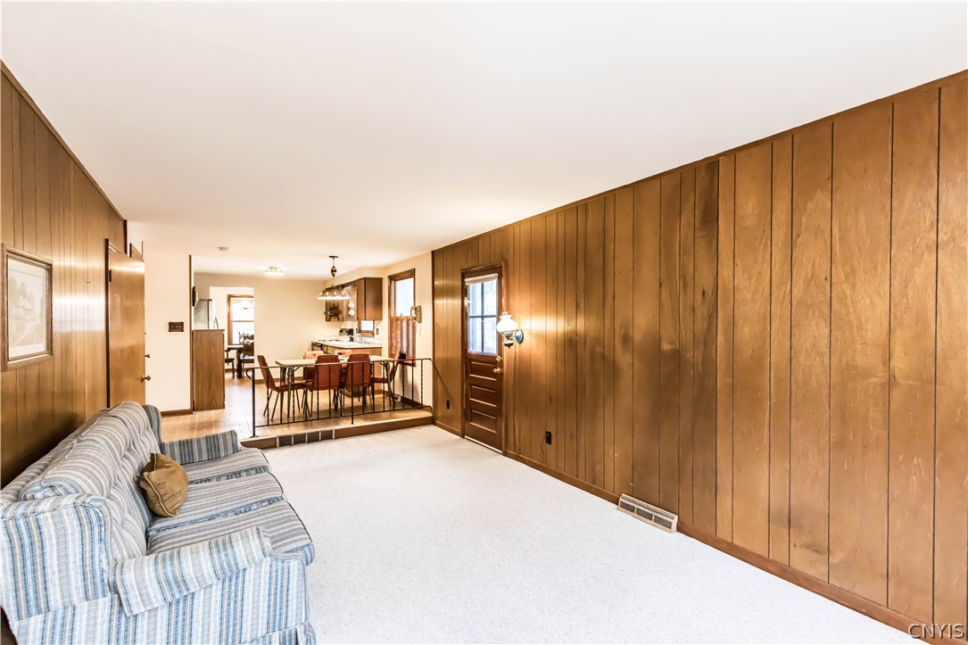 101 Longmeadow Circle Syracuse, NY 13205 - Photo 4 of 12