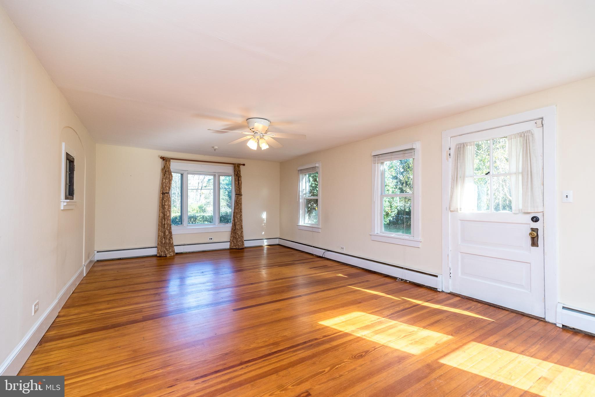 1425 River Road New Hope, PA 18938 - Photo 2 of 79 unit 1 living room