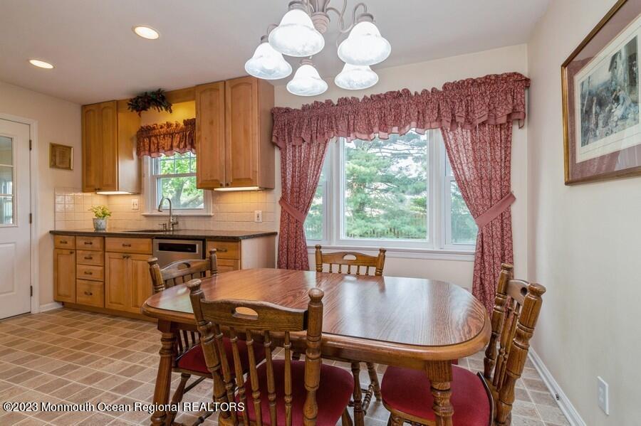 34 Overhill Road Matawan, NJ 07747 - Photo 9 of 24 09_34OverhillRoad_358_BreakfastArea_LowR