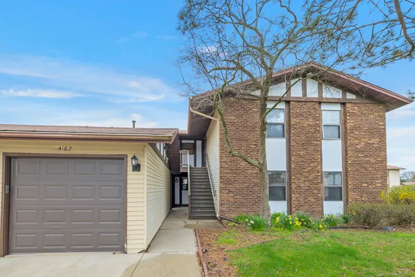 $128,900 | 4182 192nd Court, Unit 253, Country Club Hills, IL 60478
