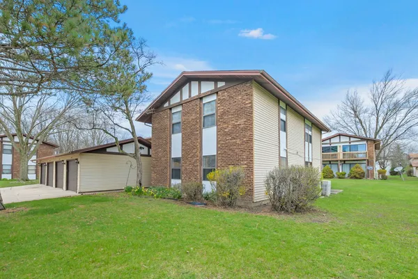 $128,900 | 4182 192nd Court, Unit 253, Country Club Hills, IL 60478
