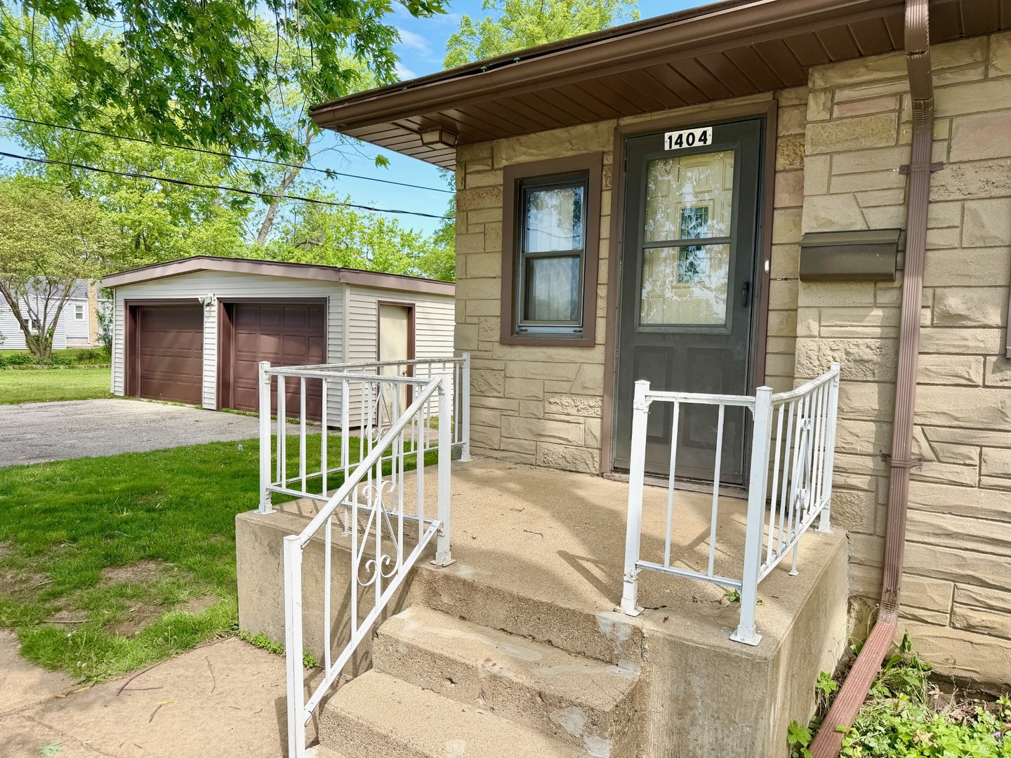 1404 Plain Street Peru, IL 61354 - Photo 3 of 16