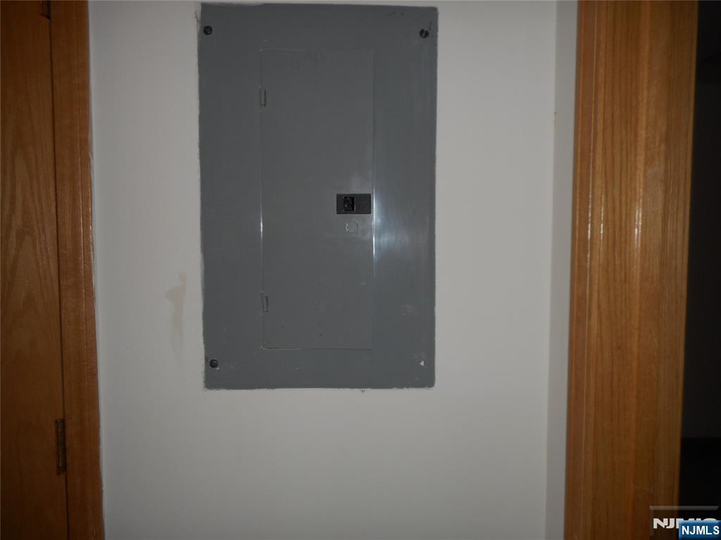 129 River Road, Unit 129 Clifton, NJ 07014 - Photo 14 of 21 a close view of a bathroom