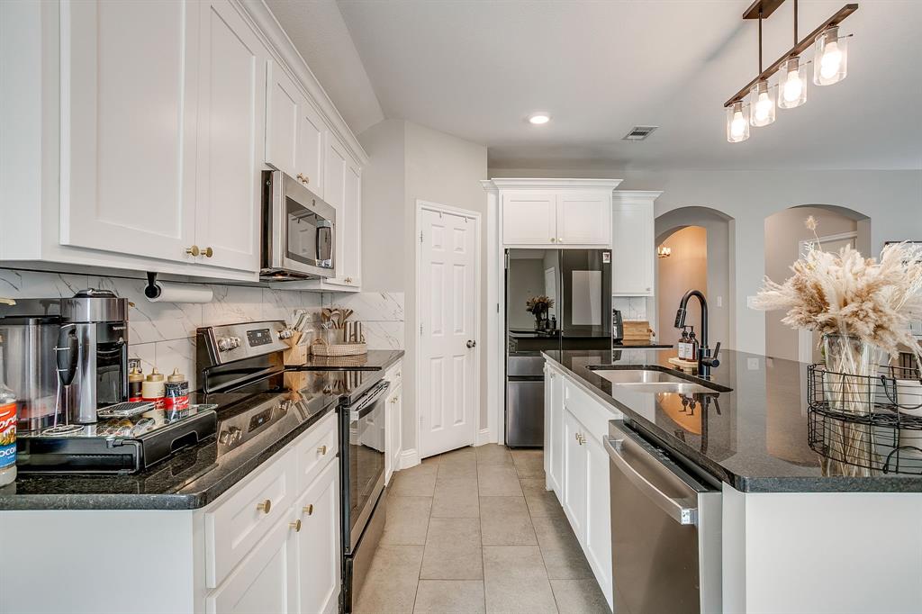 5617 Kilpatrick Avenue Fort Worth, TX 76107 - Photo 15 of 40 a kitchen with kitchen island granite countertop a stove and a sink