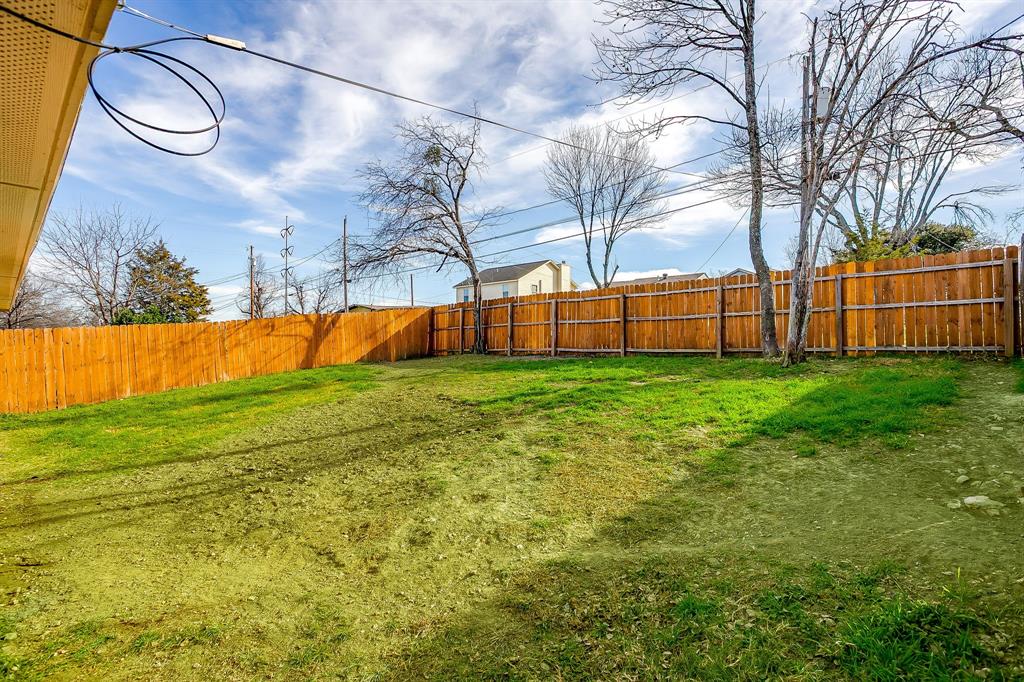 5617 Kilpatrick Avenue Fort Worth, TX 76107 - Photo 38 of 40 a view of a backyard with large trees
