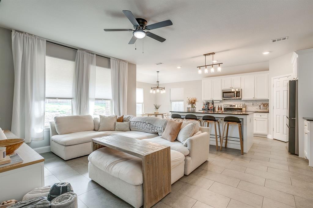 5617 Kilpatrick Avenue Fort Worth, TX 76107 - Photo 4 of 40 a living room with furniture and kitchen view