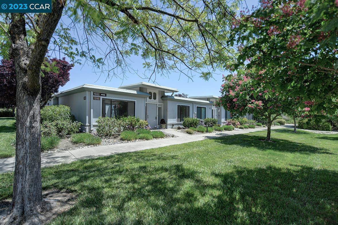 a view of a house with a backyard