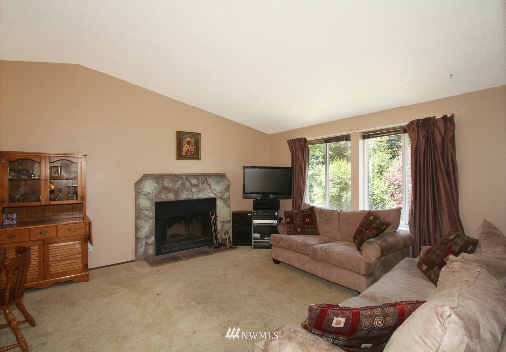 452 Edmonds Avenue Northeast Renton, WA 98056 - Photo 2 of 17