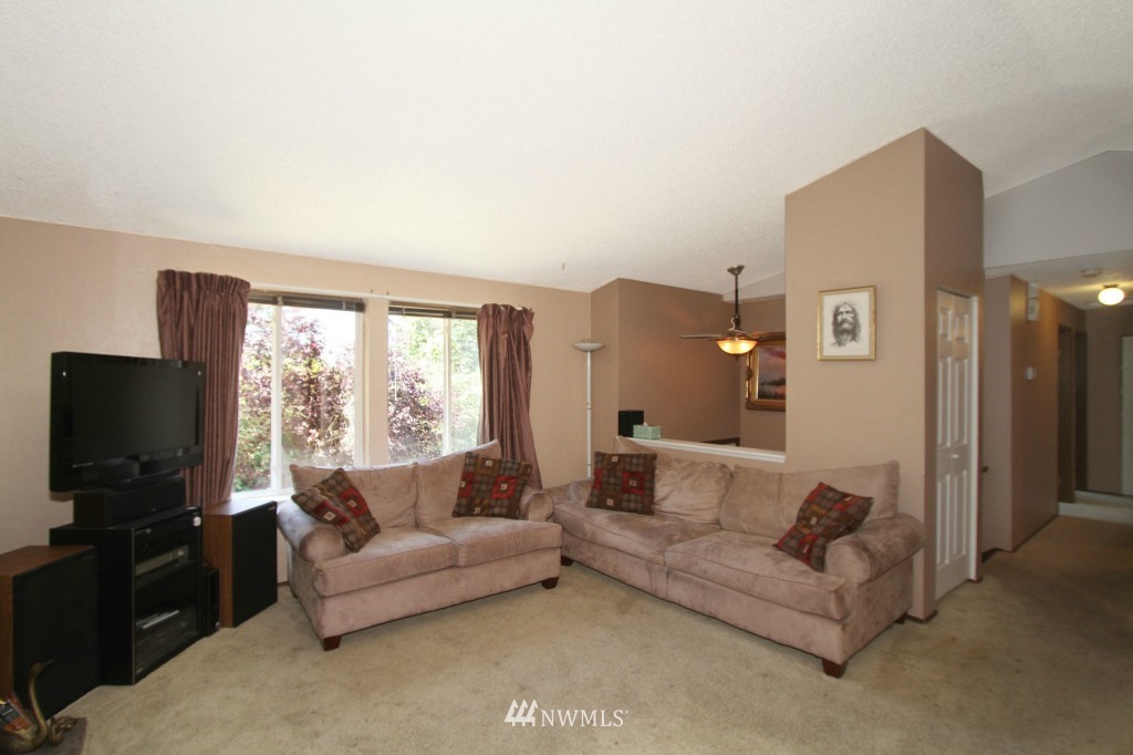 452 Edmonds Avenue Northeast Renton, WA 98056 - Photo 3 of 17