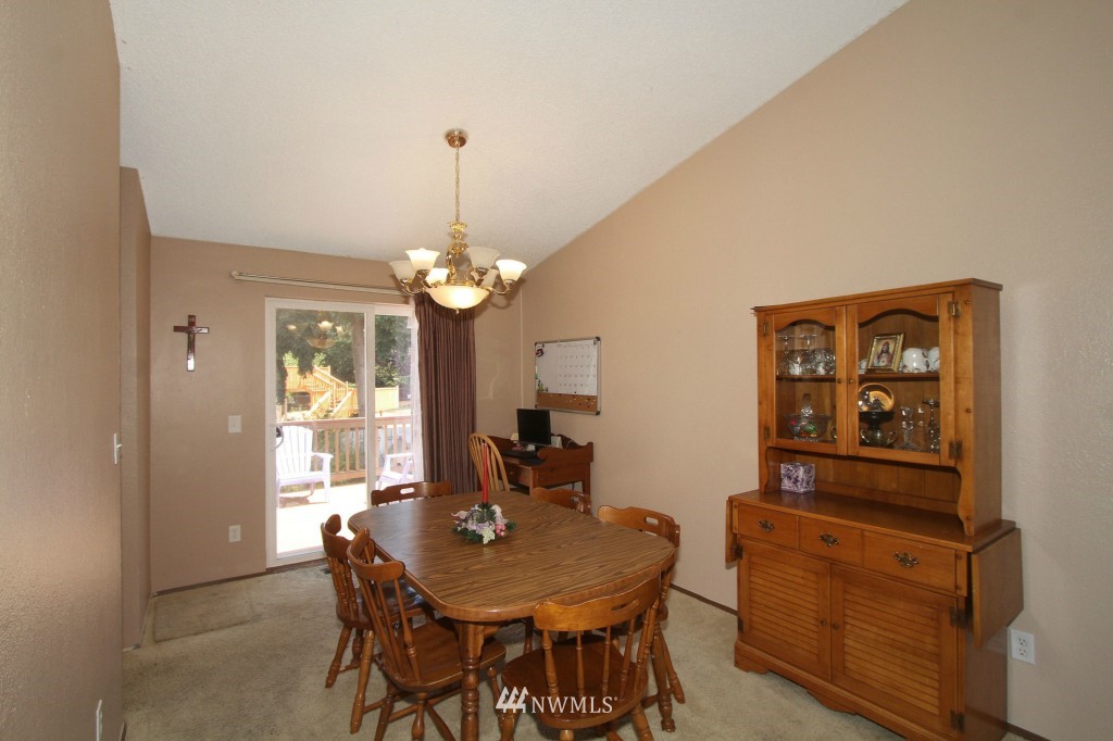 452 Edmonds Avenue Northeast Renton, WA 98056 - Photo 4 of 17