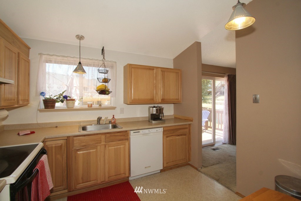 452 Edmonds Avenue Northeast Renton, WA 98056 - Photo 6 of 17