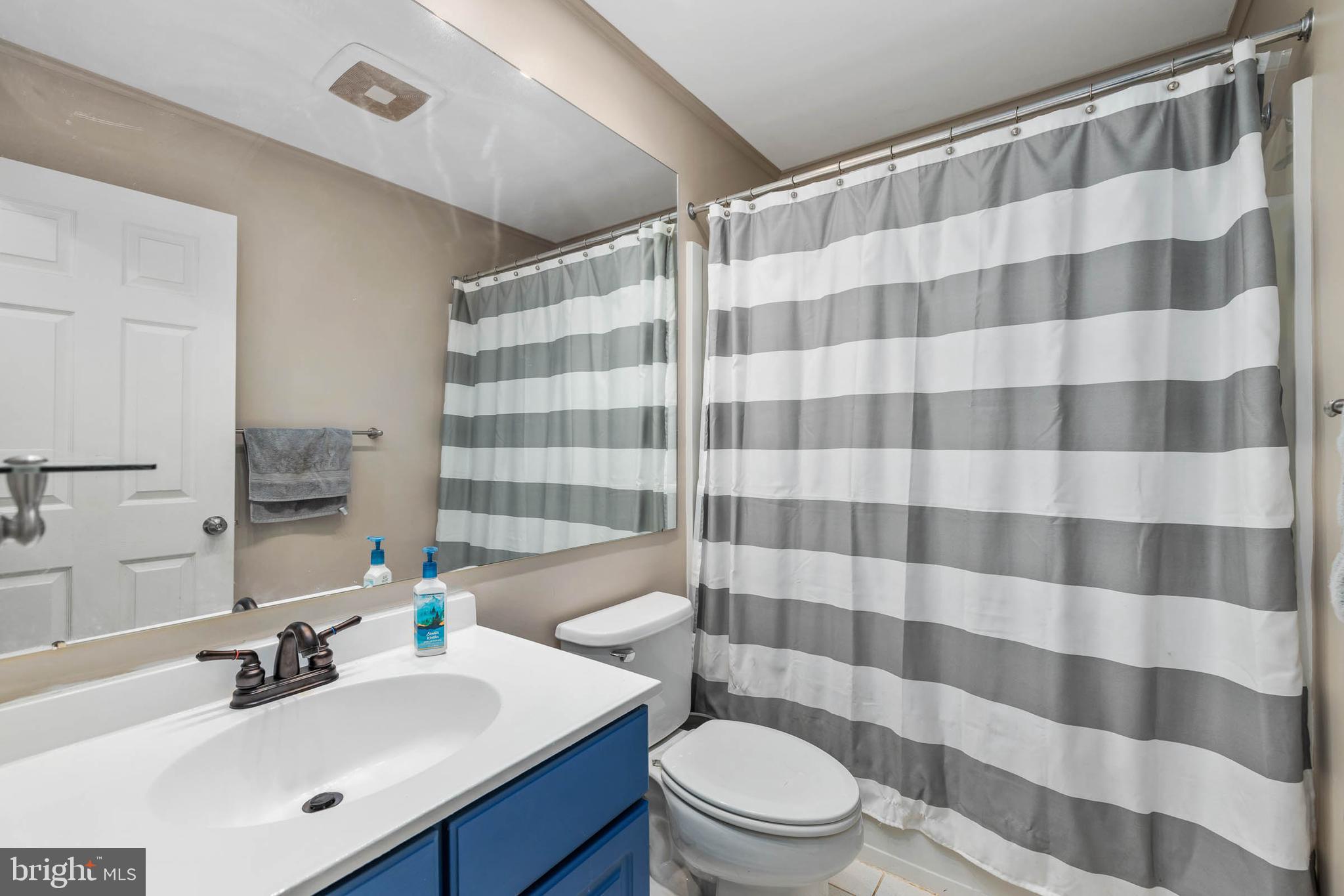 15017 Rolling Ridge Road Haymarket, VA 20169 - Photo 33 of 46 Second full bath in hallway