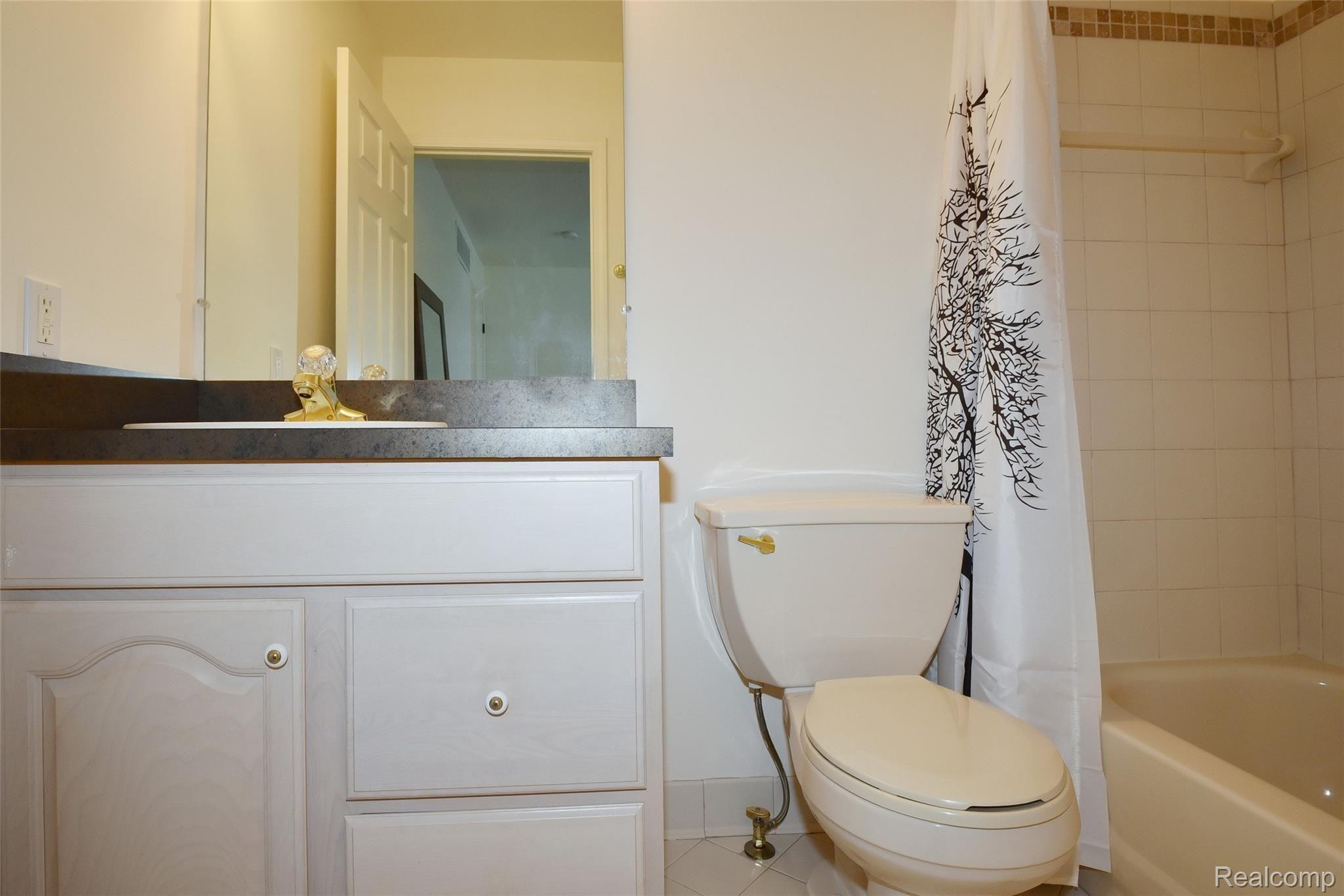 2672 Crooks Road, Unit 4 Royal Oak, MI 48073 - Photo 23 of 25 Ensuite bath