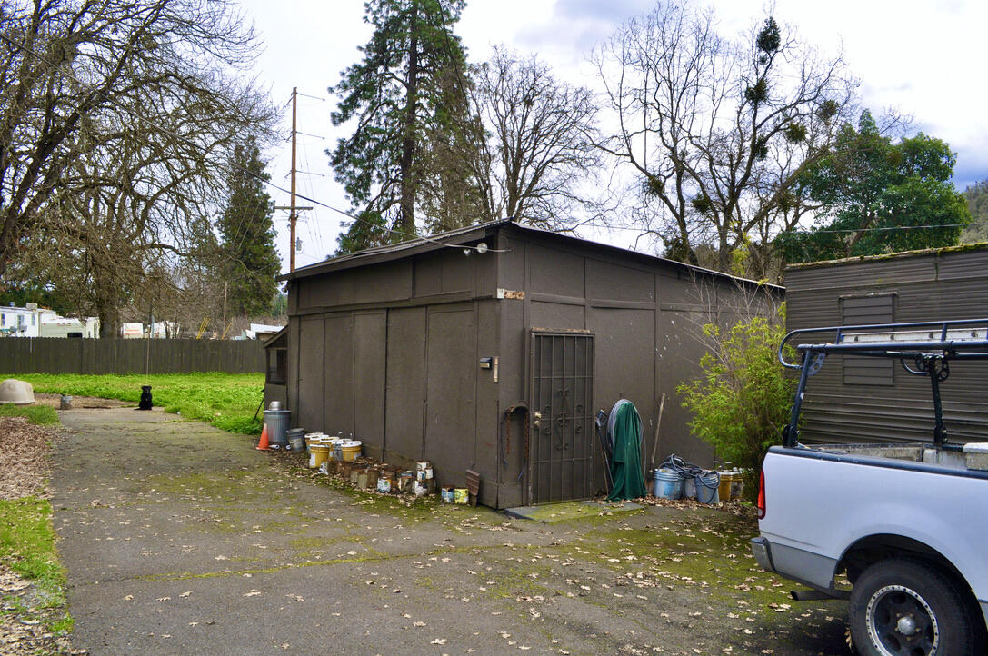 10585 Blackwell Road Central Point, OR 97502 - Photo 12 of 17 12