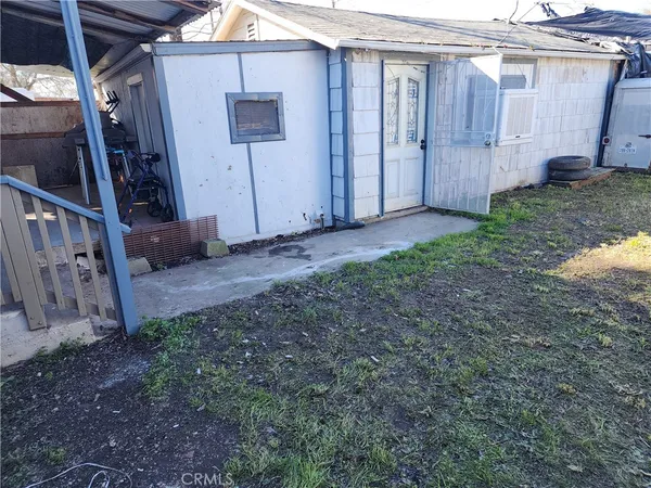 a view of a house with backyard and porch