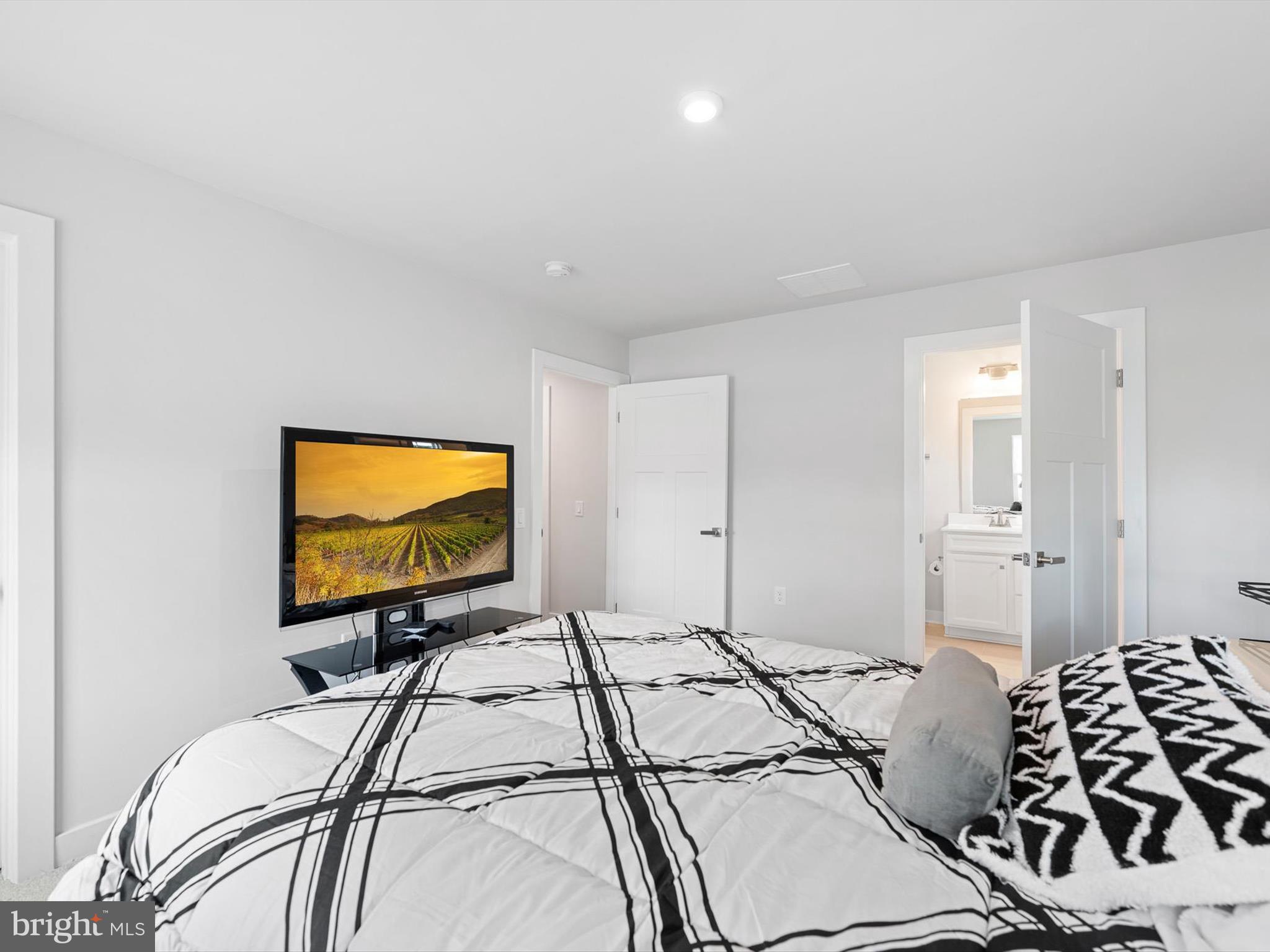 258 Alezach Drive Dover, DE 19901 - Photo 26 of 40 Primary Bedroom Suite