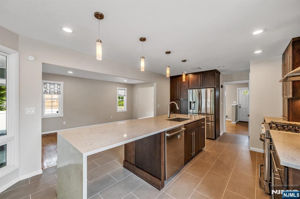 45 Jay Drive Paramus, NJ 07652 - Photo 16 of 41