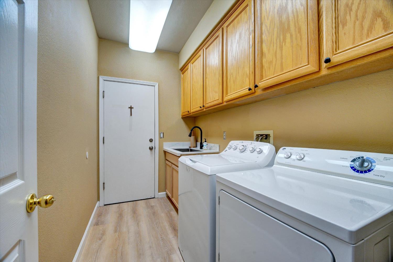 30253 Oakbrook Road Hayward, CA 94544 - Photo 19 of 49 a utility room with dryer and washer