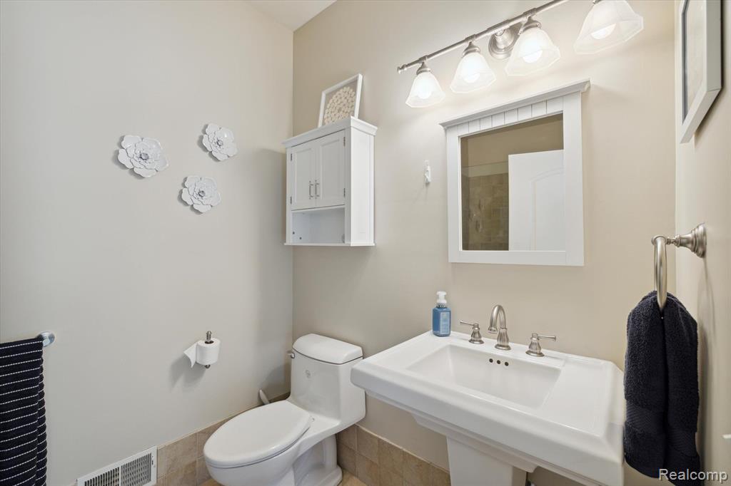 10205 Fenton Road Fenton, MI 48430 - Photo 45 of 96