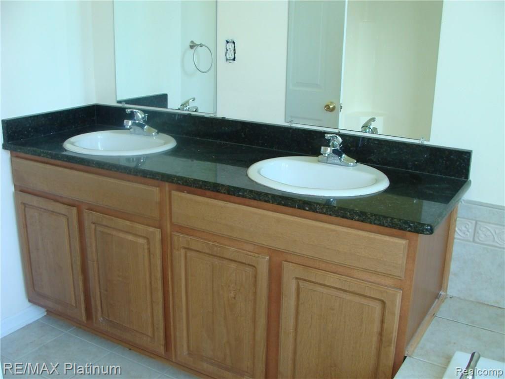 11380 9 Mile Road South Lyon, MI 48178 - Photo 6 of 7 DSC04368.JPG