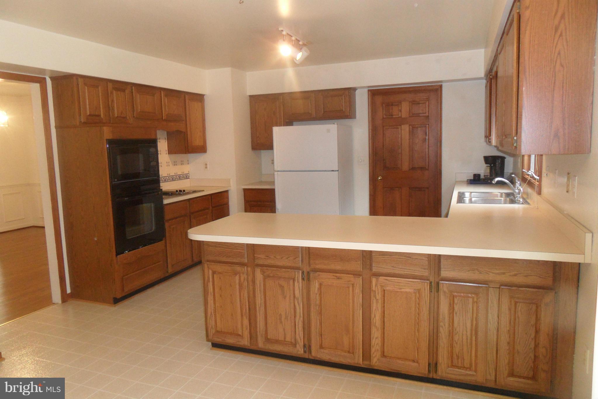 8233 Honeysuckle Road Manassas, VA 20112 - Photo 3 of 17 Kitchen