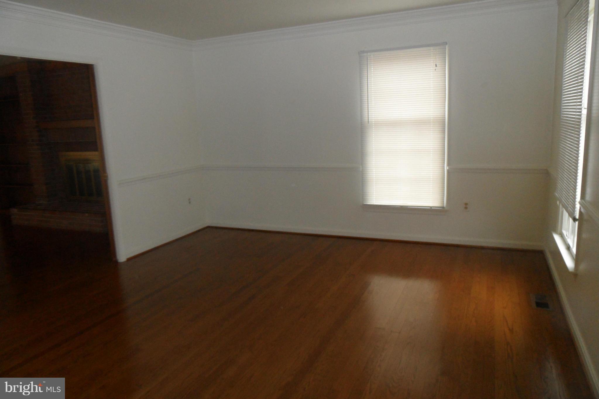 8233 Honeysuckle Road Manassas, VA 20112 - Photo 4 of 17 Living Room