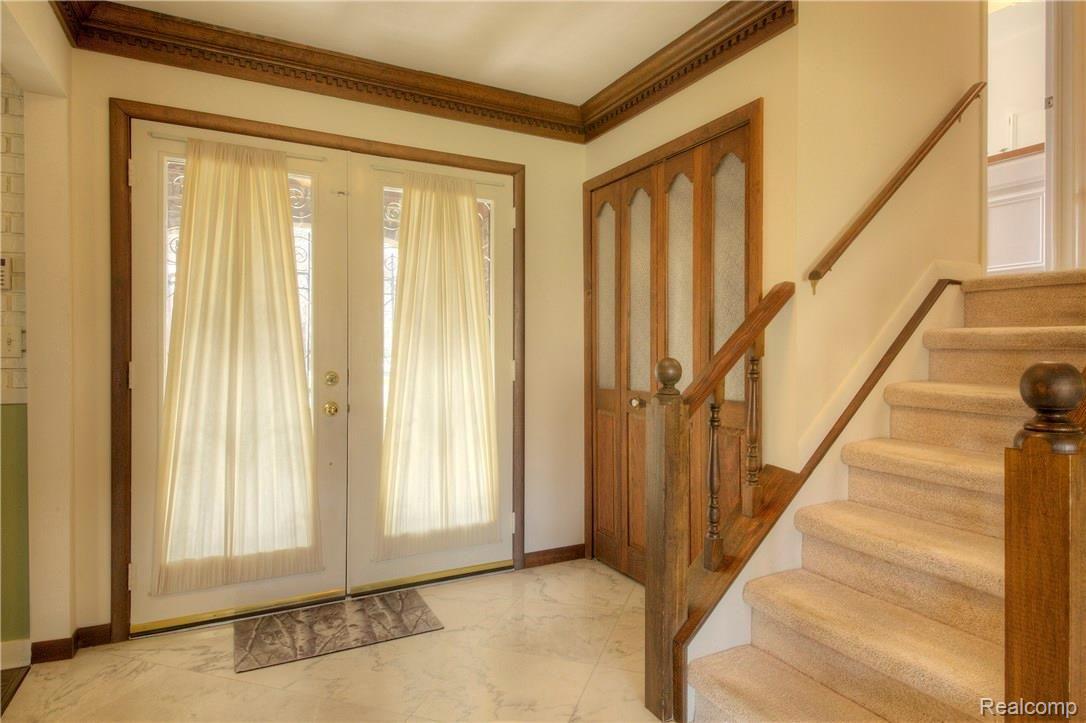 46548 Maidstone Road Canton, MI 48187 - Photo 9 of 32 9 FOYER.jpg