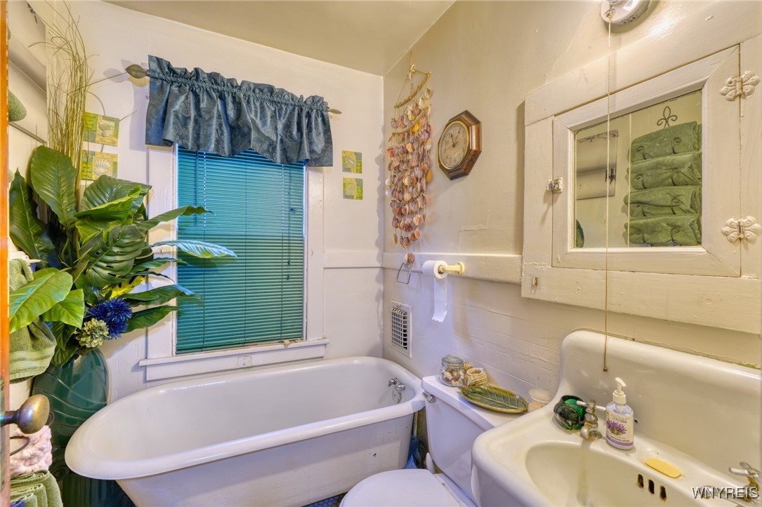 82 Montclair Avenue Buffalo, NY 14215 - Photo 14 of 24 upper bathroom