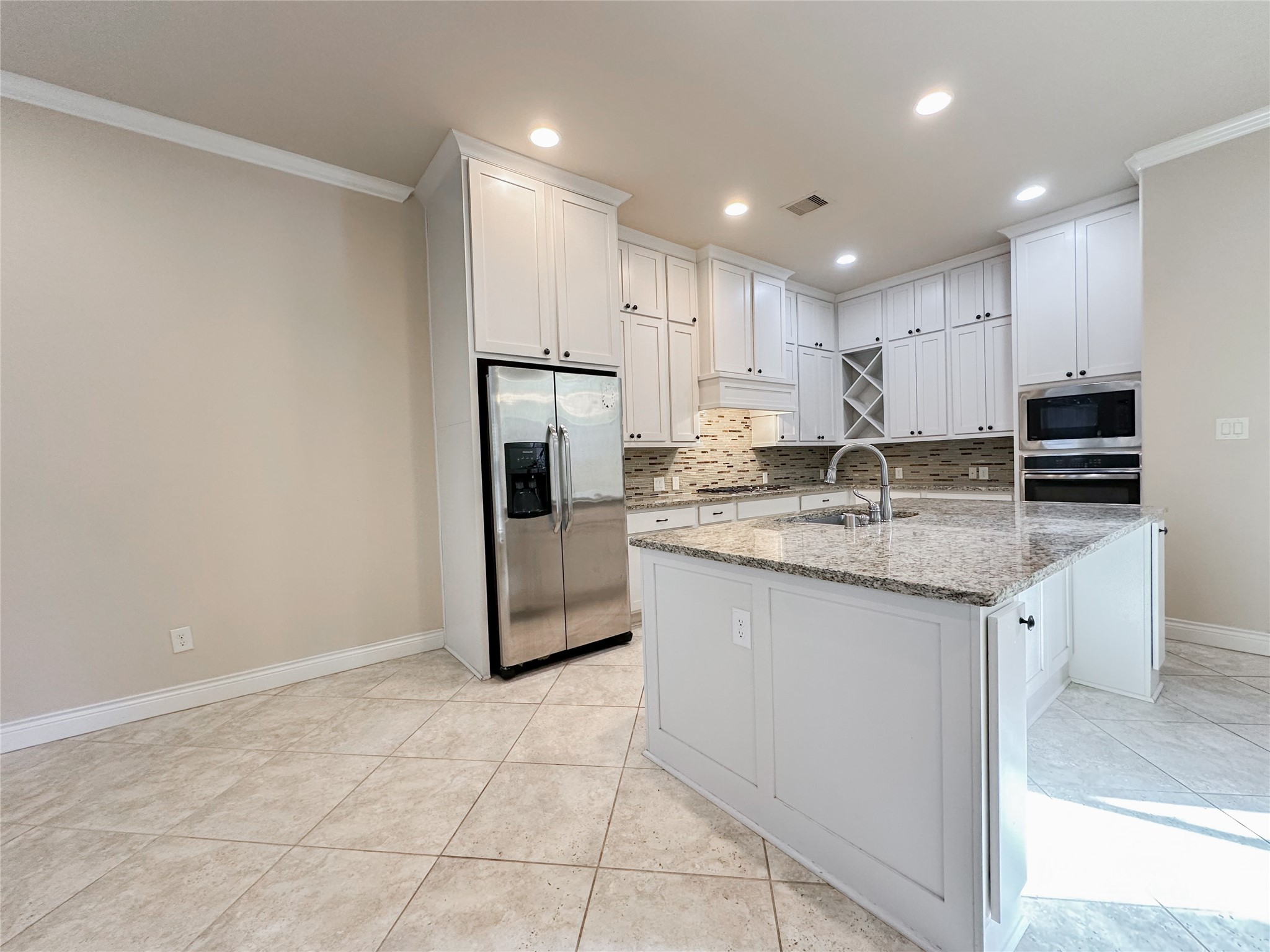 23 Jonquil Place Tomball, TX 77375 - Photo 20 of 50 a kitchen with kitchen island granite countertop appliances cabinets and a sink