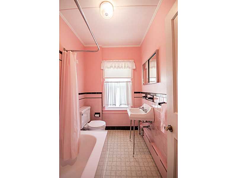 459 Spring Street Newport, RI 02840 - Photo 17 of 25 Bathroom. bath