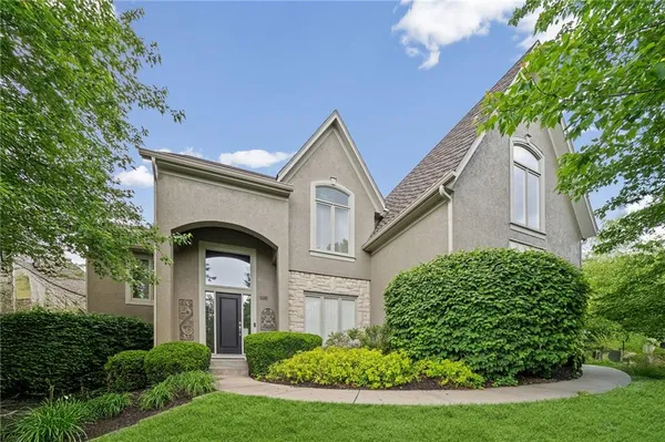 $829,900 | 8011 Park View Drive, Parkville, MO 64152