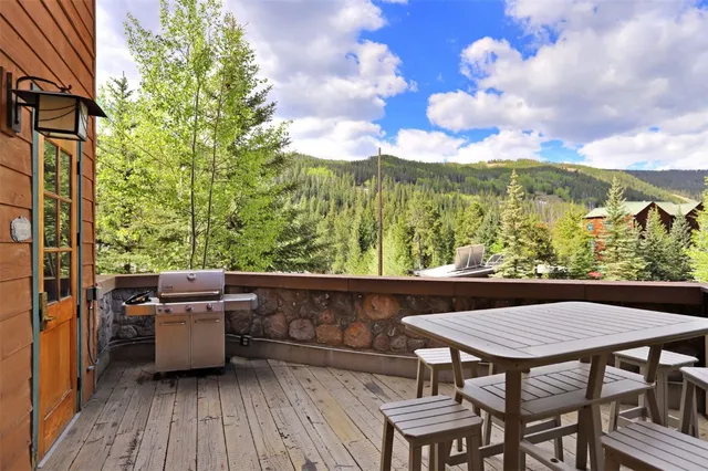 a view of outdoor kitchen