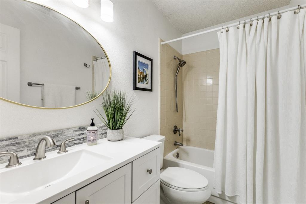 2020 Meadowbrook Drive Mesquite, TX 75149 - Photo 20 of 31 Full Bathroom #2.