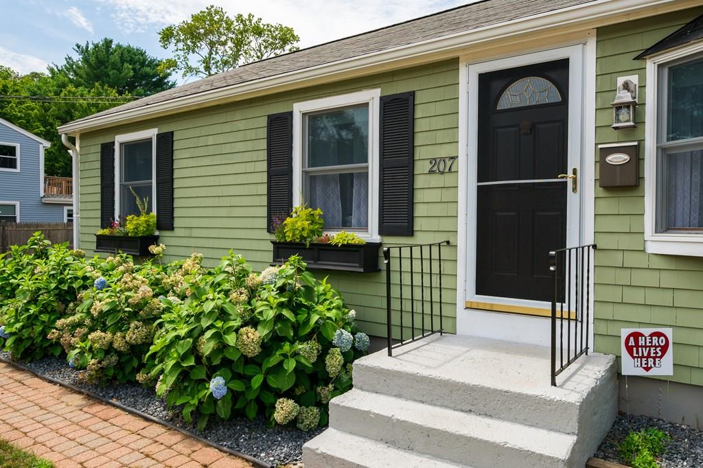 207 Levin Road Rockland, MA 02370 - Photo 4 of 32 Gallery Image 4