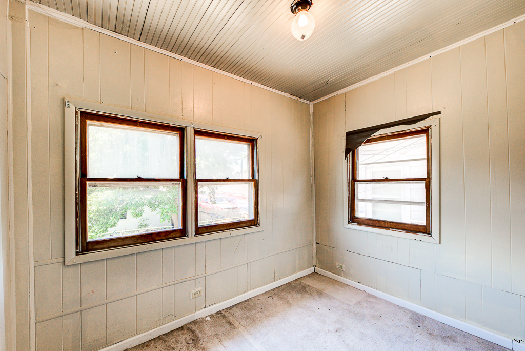 8024 South Perry Avenue Chicago, IL 60620 - Photo 11 of 37 an empty room with windows