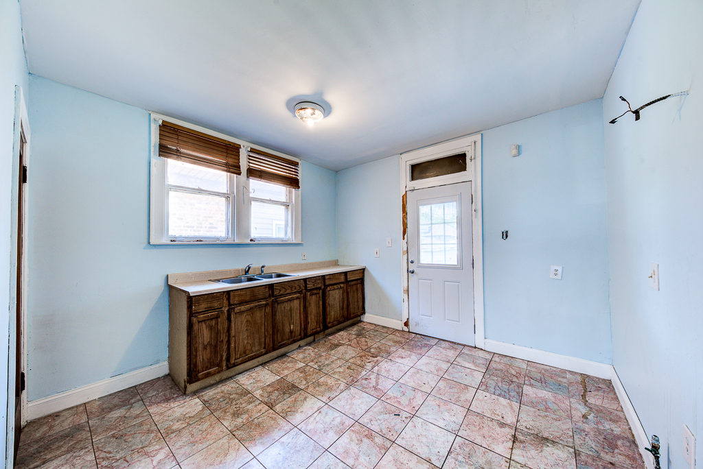 8024 South Perry Avenue Chicago, IL 60620 - Photo 7 of 37 a view of an empty room and window