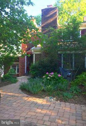 804 Tapawingo Road Southwest Vienna, VA 22180 - Photo 1 of 27 Exterior (Front)