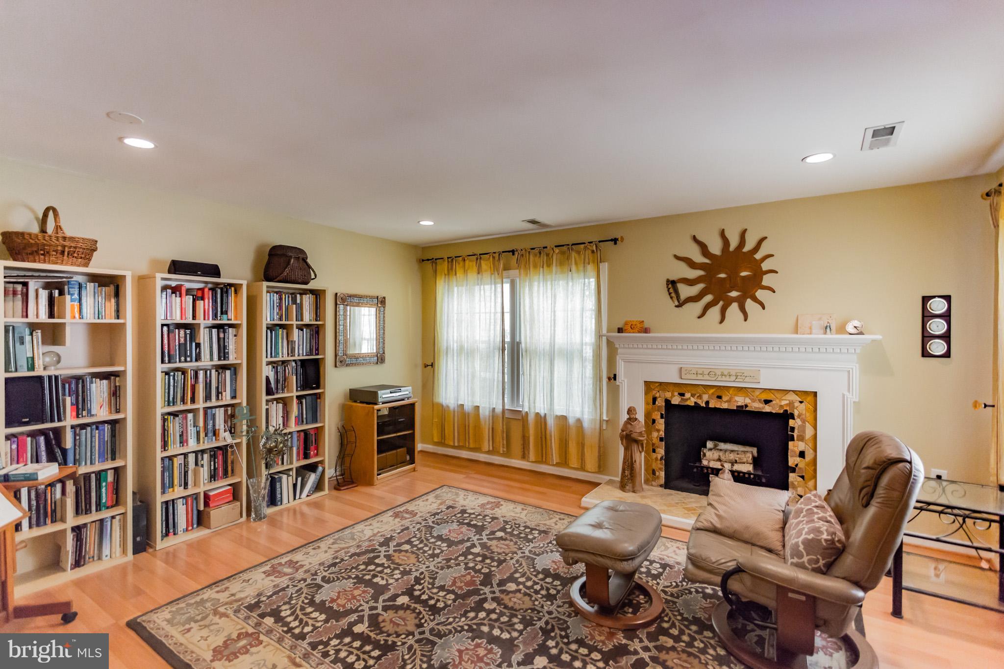 804 Tapawingo Road Southwest Vienna, VA 22180 - Photo 2 of 27 Living Room